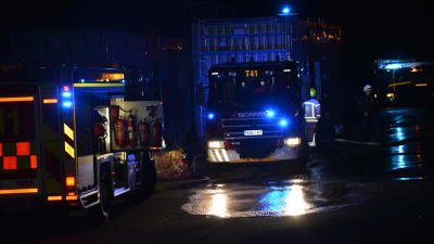 nattbild med brandbilar