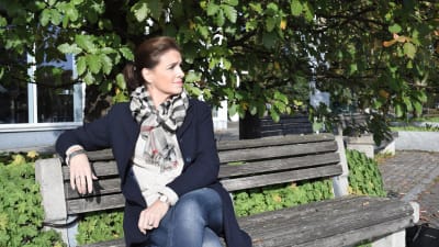 Ira Hammerman på bänk i Eira utanför Café Carusel, Helsingfors 1.10.2018.
