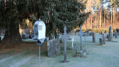 Åsändans begravningsplats i Lappfjärd med äldre och modernare järnkors och gravstenar. 
