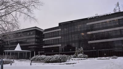 Salo IoT Campus, en brun byggnad i ett snöigt landskap.