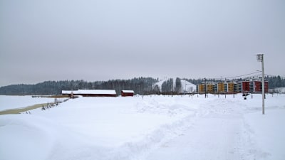 Västra åstranden i Borgå täckt av snö, i bakgrunden syns en skidbacke.