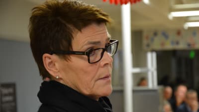 Elise Kurtén, en dam med mörkt hår och glasögon med mörka skalmar, är rektor för Sirkkala skola i Åbo.