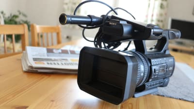 En videokamera står på ett bord.