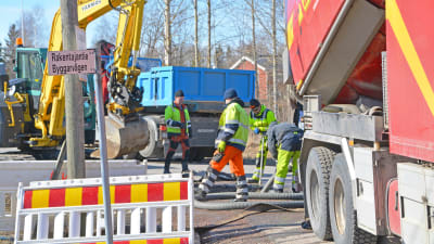Män fixar läckande vattenrör i Borgå