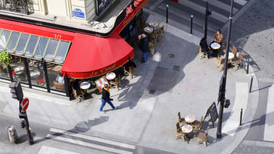 En bild tagen från ovan av ett café i ett gathörn i Paris