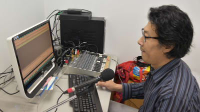 Kommunistpartiet försöker blockera Han Dongfangs regelbundna radiosändningar till arbetarna i Kina. Han har ändå hundratusentals lyssnare.