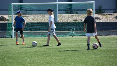 Pojkar spelar fotboll i Kokon.