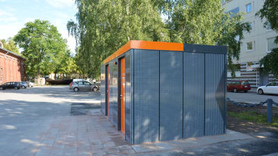 nya offentliga toaletter vid forum marinum. finns i en grå plåtbyggnad med orangea dörrar som ger mycket kontrast.