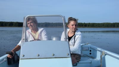 Två kvinnor i en båt.