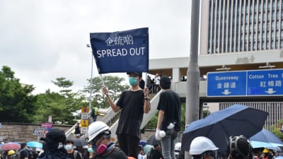 Demonstranterna använder både skyltar och handsignaler för att sprida budskap. Den huvudsakliga kommunikationen sker via internet.