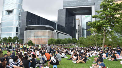 Demonstranter fyllde parken framför Hongkongs parlament och förvaltningens huvudbyggnad. Stämningen var allvarlig men fredlig.