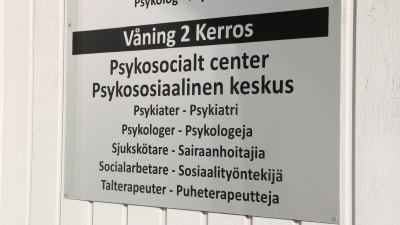 En skylt med texten psykosocialt center.
