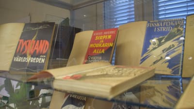 En glasmonter där det finns gamla böcker. Så kallade förbjudna böcker. En heter till exempel Tyskland och världsfreden.