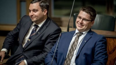 Kansanedustajat Joakim Strand ja Mikko Ollikainen täysistunnossa 11.9.2019