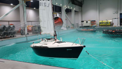 En segelbåt i en bassäng med en aktiv vågmaskin. 