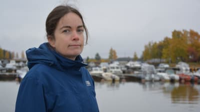 Verksamhetsledare Marina Nyqvist utomhus vid inre hamnen i Vasa