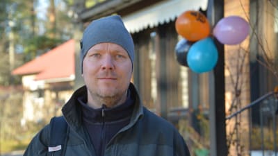 Man står utanför ett café medan höstsolen skiner i bakgrunden.