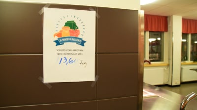 En lapp på en vägg som visar matsvinnet i en skolas matsal.