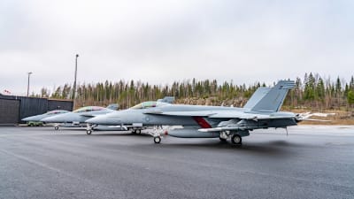 F/A-18 Super Horneteja Satakunnan lennoston kentällä Pirkkalassa.