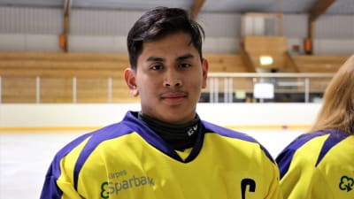 Lucas Nordgren, lagledare i C-juniorerna i Kraft i Närpes, står på isen i spelskjorta