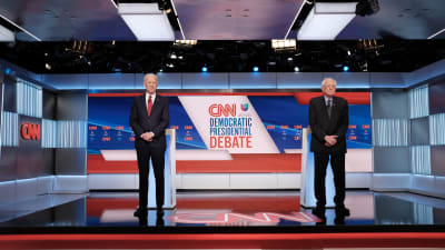Den möjligen sista demokratiska primärvalsdebatten hölls utan publik i en tv-studio i Washington 