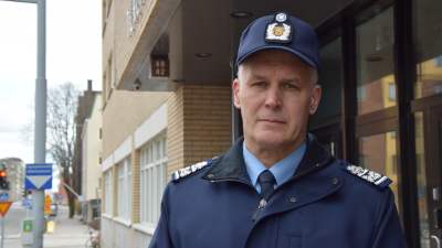 Risto Lammi, polischef i Sydvästra Finlands Polisinrättning, i polisuniform utanför polishuset i Åbo,