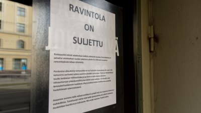 Ilmoitus ravintola Roskapankin sulkemisesta koronaviruspandemian takia. Helsinki Kallio.