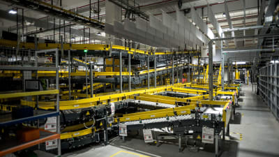 En stor lagerlokal med tomma hyllor. Amazons logistikcenter i Bretigny-sur-Orge i France togs i bruk den 22 oktober 2019.