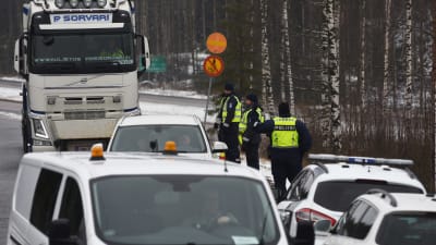 Poliser och bilar vid gränsen till Nyland.
