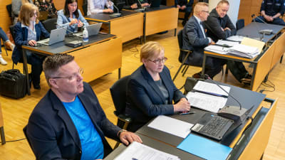 Jari Aarnio ja asianajaja Riitta Leppiniemi oikeudessa. Taustalla myös Keijo Vilhunen ja asianajaja Markku Fredman.