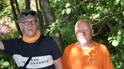Uffe Enberg och Sixten Lundberg står i buskaget.
