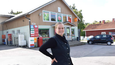 Ragna-Lise Karlsson framför sin bybutik SkafferiETT i Bromarf. 