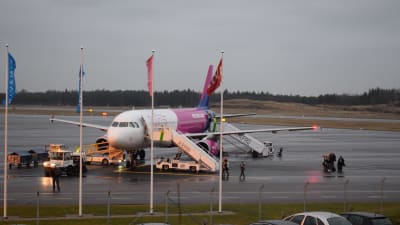 Ett av Wizzairs flygplan på Åbo flygplats.