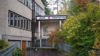 Ingången till jouren vid Raseborgs sjukhus. Fotograferat på hösten.