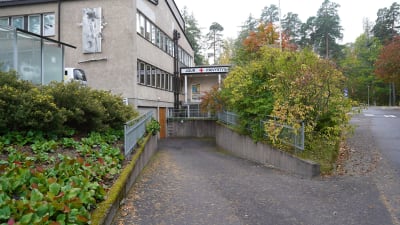 Jouren vid Raseborgs sjukhus, fotad utifrån. Höst