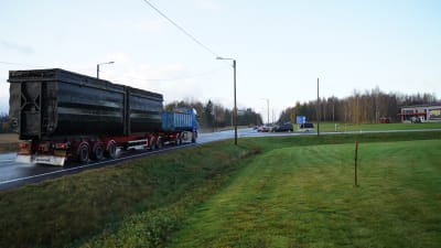 Långtradare och personbilar vid korsningen riksväg 25 och västra omfartsvägen i Karis.