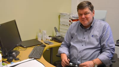 En man som sitter vid ett skrivbord.