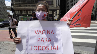 Demonstration mot president Jair Bolsonaro i Sao Paolo, Brasilien 8.3.2021, med en vädjan om vaccin för alla