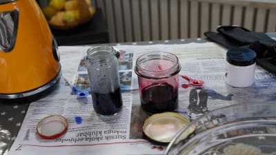 Lasipukit missä sininen ja punainen väriliuos.