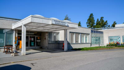 En huvudingång till ett sjukhus. 