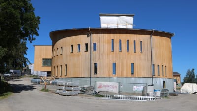 Fasaden på den nya delen av Mosebacke skola.