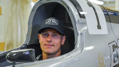 Alexander Lindholm sitter i cockpiten i sin gråa formel 4 racerbåt. 
