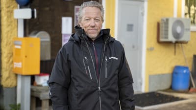 En person står utanför bybutiken.