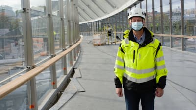 Turun kaupunkirakentamisjohtaja Kimmo Suonpää Logomon sillalla.