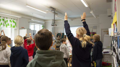 barnen står i ett klassrum