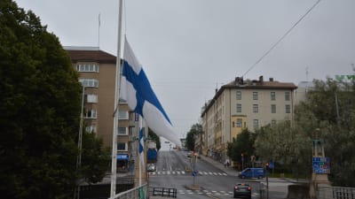 Flaggor på halvstång på Aurabron i Åbo.