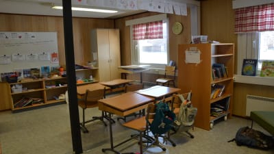tomt klassrum i en av barackerna vid s:t karins svenska skola