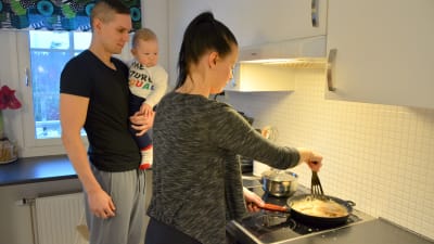 Janne och Nina Karvonen vid spisen i köket.