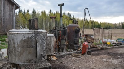 En stor maskin som används för att putsa honungsramar står på en gård.
