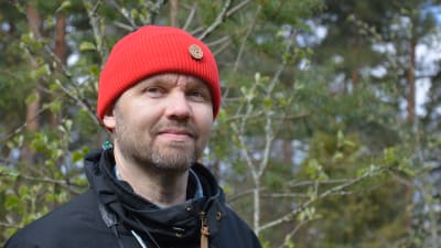 Naturskollärare Jonas Heikkilä från Åbolands naturskola, en man med röd mössa och skäggstubb.